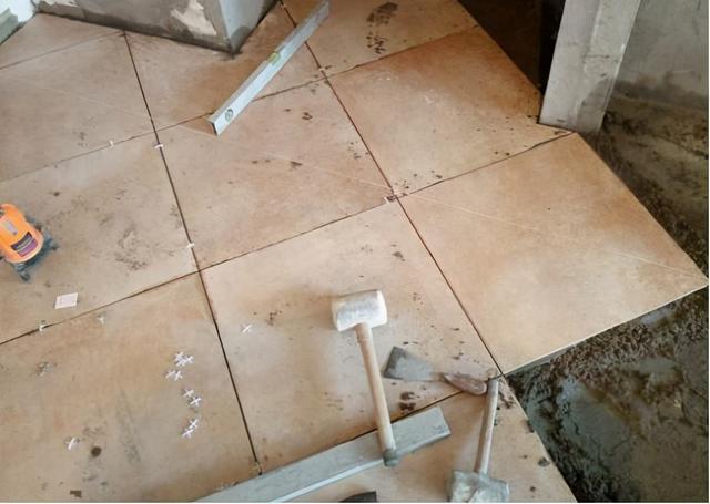 墙砖掉了砖上没水泥什么原因(墙砖掉了砖上没水泥什么原因造成的)